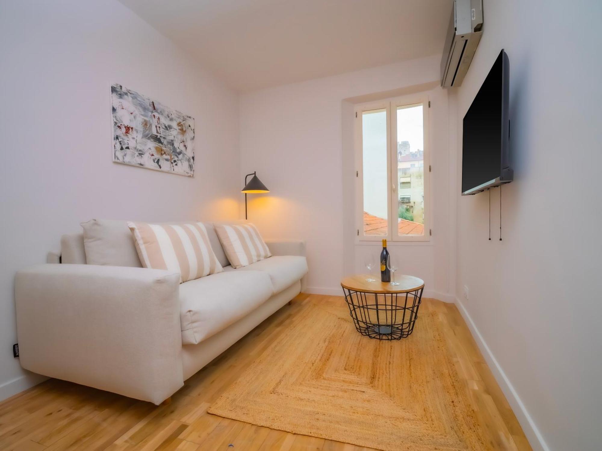 #202-heart Of Vieil - Place Nationale-high-end Newly Renovated & Furnished Apartment